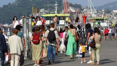 Colas de gente para subir a los barcos de las Cíes hace una semana.