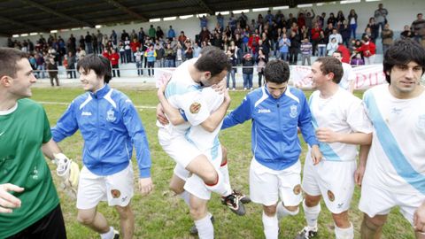 Jugadores del Mondo�edo celebran su ascenso a Segunda Auton�mica en el curso 2012-13.