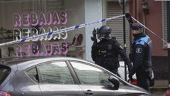 Intervenci�n policial el pasado enero en la calle Villa de Cee de A Coru�a, con un hombre atrincherado en su casa despu�s de disparar por la ventana contra la fachada de un edificio