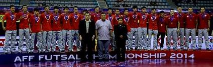 Foto en el podio de la selecci�n de f�tbol sala de Vietnam, con Bruno Garc�a entre ellos.