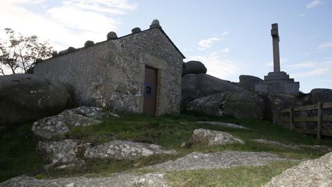 La capilla de San Martio Castelo est situada a unos 500 metros de altura, adosada a los grandes peascos que coronan la cima del monte