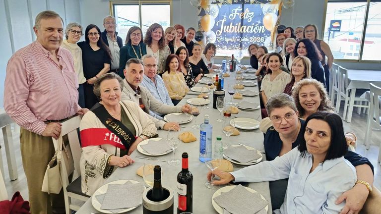 Chus Lage, a la izquierda sentada, fue la verdadera protagonista este jueves en una emotiva comida rodeada de compa�eros de distintos departamentos del hospital