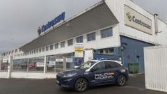 Imagen de una patrulla de la Polic�a Nacional saliendo de la nave