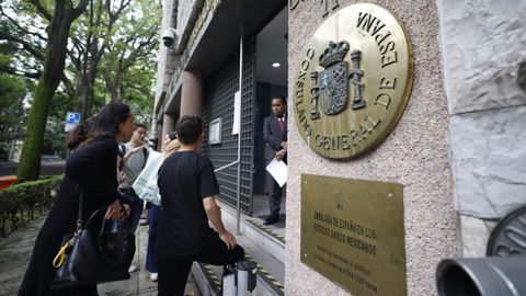 Personas acudiendo al consulado espa&ntilde;ol en M&eacute;xico tras conocerse que el Supremo pide acreditar ser descendientes de exiliados para poder votar