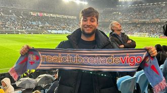 El aficionado celtista valenciano Crist�bal Perpi��, en un deplazamiento continental.