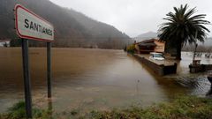 Vista del Sella desbordado a su paso por Santianes (Arriondas)