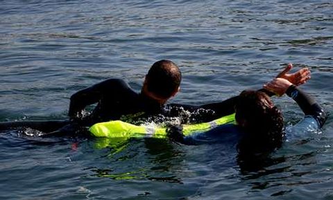 El equipo est� formado por una especie de bolsa flotante y reflectante con la que se sujeta a la v�ctima