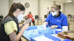 Dos sanitarias preparan dosis de la vacuna contra el covid en la residencia de Amboade, A Estrada