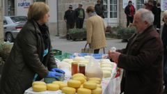 Un puesto de venta de productos alimentarios en la feria de Chantada
