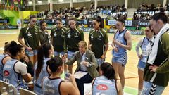 Las jugadoras del Celta y su entrenadora, Cristina Cantero, en un partido en Navia, donde aspiran a pelear el ascenso si superan el playoff previo.