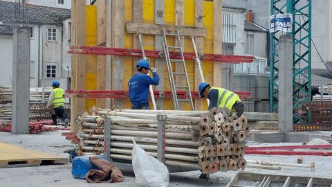 Obras de construcci&oacute;n en Ribadeo, en imagen de archivo