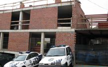 El muro que derribaron, a la izquierda, estaba enfrente del Concello, lugar en el que actualmente se est� construyendo una pensi�n. 