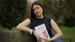 Daniela con su libro en el que recopila textos de diferentes etapas de su vida