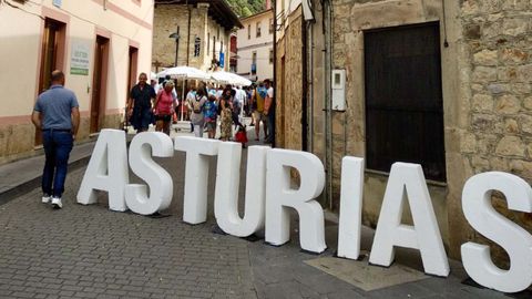 Cartel de decoraci�n en Cabrales con motivo del D�a de Asturias