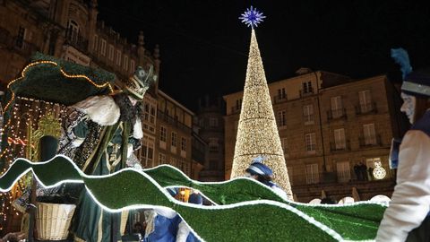 Miles de personas salieron a las calles de Ourense para recibir a sus majestades de Oriente pese al frío