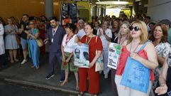 Un centenar de personas se concentraron a las puertas del CHUO para mostrar su repulsa al ataque sufrido por una médica de Urgencias