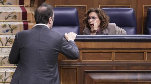 La vicepresidenta primera y ministra de Hacienda, Mar&iacute;a Jes&uacute;s Montero, conversa con el ministro de Econom&iacute;a, Carlos Cuerpo, durante la sesi&oacute;n de control al Ejecutivo de este mi&eacute;rcoles en el Congreso. 