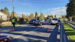 La Guardia Civil cort un carril mientras atendan al joven y retiraban el vehculo accidentado.