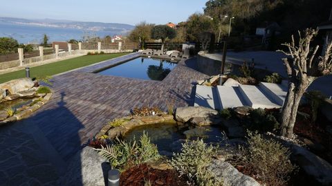 La piscina est integrada plenamente con el resto del jardn