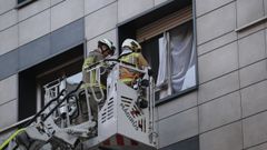 Bomberos de Oviedo retiran restos de una ventana de un cuarto piso que una racha de viento rompi� en el centro de la ciudad