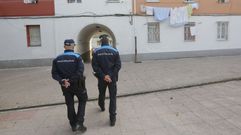 Polic�as locales en el barrio de Recimil, en una foto de archivo.