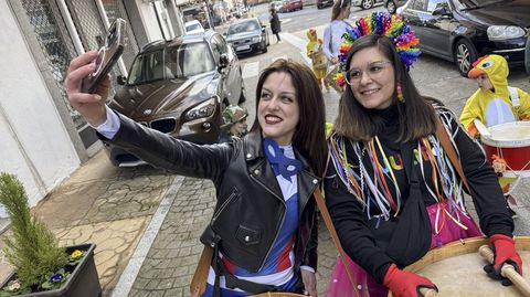 El fuli�n femenino recorri� el casco urbano de Viana do Bolo.