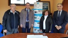 Responsables de Prodeme y Caixabank durante el acto de entrega de la donaci�n