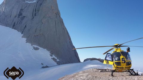 El helic�ptero medicalizado del SEPA en el lugar del accidente, al pie del Urriellu