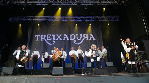 Actuaci�n de Treixadura xunto o lago de As Pontes.
