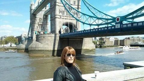 Ana Trianes, afectada por el cierre de Gatwick, frente al Puente de la Torre de Londres