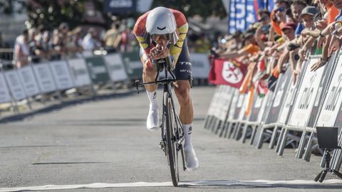 Un ciclista pedaleando en una prueba contrarreloj.