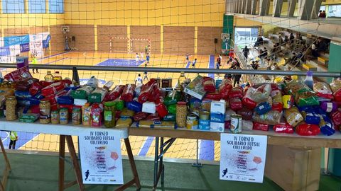 Material recaudado en el Torneo Solidario Futsal a favor de C�ritas Vilaboa