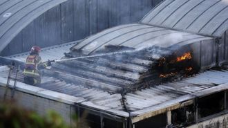 Cuatro dotaciones de bomberos acudieron a las antiguas cocheras para extinguir el incendio.