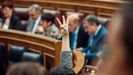 Una mujer durante las votaciones en una sesin plenaria extraordinaria, en el Congreso de los Diputados, a 22 de enero de 2025, en Madrid (Espaa)