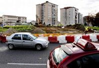 Los operarios trabajan desde el pasado jueves en la rotonda para colocar el pesquero. 