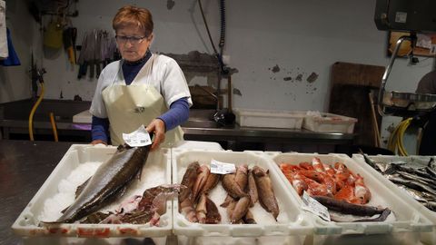 Venta de mariscos y pescados en Boiro.