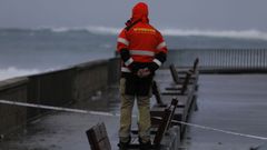 Fuerte oleaje en el paseo martimo