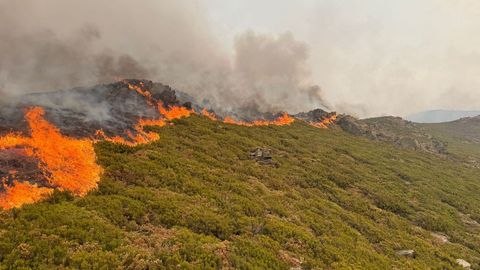 Imagen del incendio en el entorno del Teixadal de Casaio