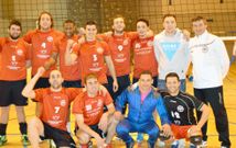 Los integrantes del plantel del conjunto noi�s se hicieron la foto de familia al terminar el choque. 