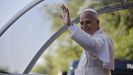 El papa Le�n XIV saluda desde el papa m�vil mientras recorre la Castellana para dirigirse a la plaza Cibeles donde oficiar� la misa del Corpus Christi, este domingo