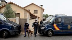 La polica efecta uno de los registros de la operacin Doner