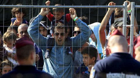 Inmigrantes sirios gritan esloganes en un campo de refugiados en Roszke, en Hungría