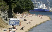 La playa de Caranza, la m�s concurrida de la zona urbana, sufr�a cierres intermientes cada verano. 