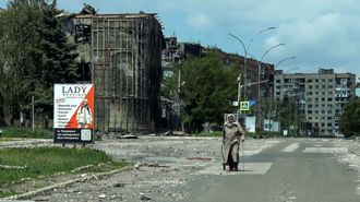 Una mujer camina cerca de la lnea del frente en la localidad de Pokrovsk.