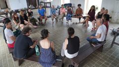 Reunin de introduccin de los participantes en la residencia artstica que impulsa en Caada del Hoyo (Cuenca) el artista Hector Canonge