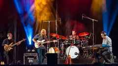 Miguel Lamas a la bater�a con su banda Ardora.