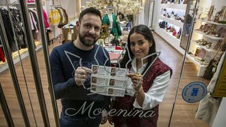 Adri�n Garc�a y Houda Henchel han comprado varios d�cimos para regalar a la comisi�n de fiestas de Villaman�n, a la Fundaci�n Andrea y a Daniela, una ni�a de Boiro que padece una enfermedad rara.