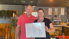 Jos&eacute; Luis G&oacute;mez Isidro y &Aacute;ngela Camaras&aacute;n en su restaurante de Foz, en el Paseo da Ribeira