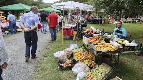 <span lang= gl >Varios postos da Feira Rural de San Sadurni�o, na finca da Corti�a, nunha edici�n anterior</span>