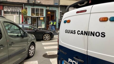 Agentes del 091 en la redada realizada este mi�rcoles en la calle Agra del Orz�n
